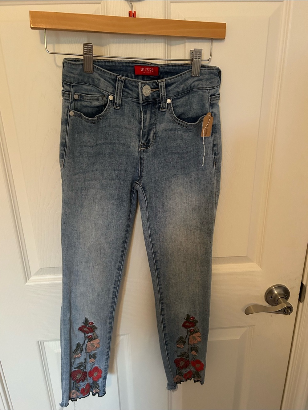 Guess Light Blue Cropped Jeans with Red Floral Embroidery size 25w